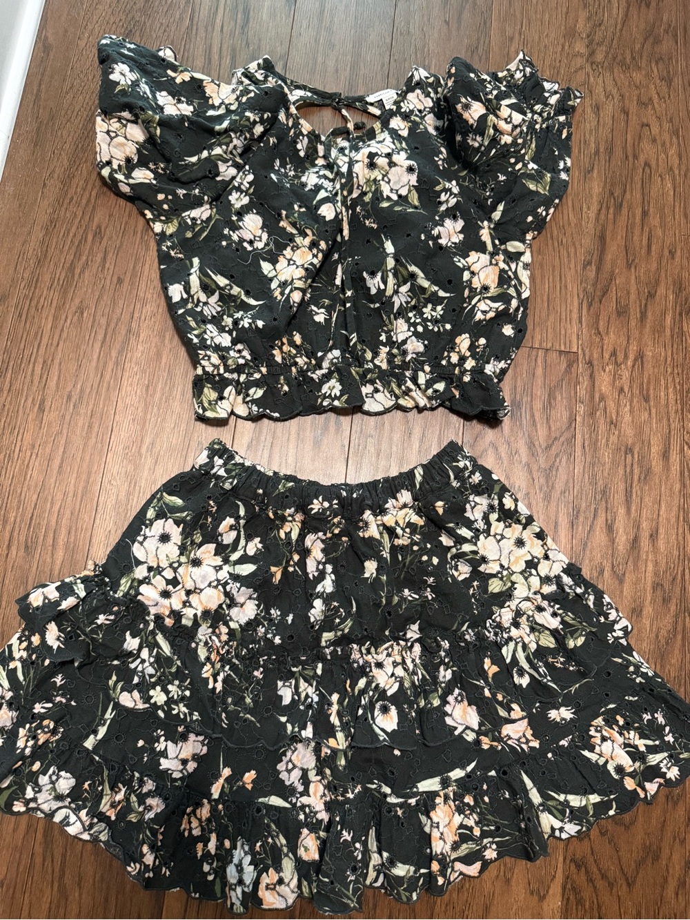 American Eagle Outfitters Black Floral Tie-Back Crop Top